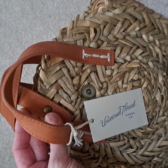 Universal Thread straw crossbody bag - Picture 2 of 3